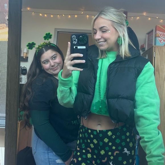 Meet Sarah🌟
——
Closet has Gymshark, Lululemon, Urban, Zara, A&F, and more! - Picture 7 of 7